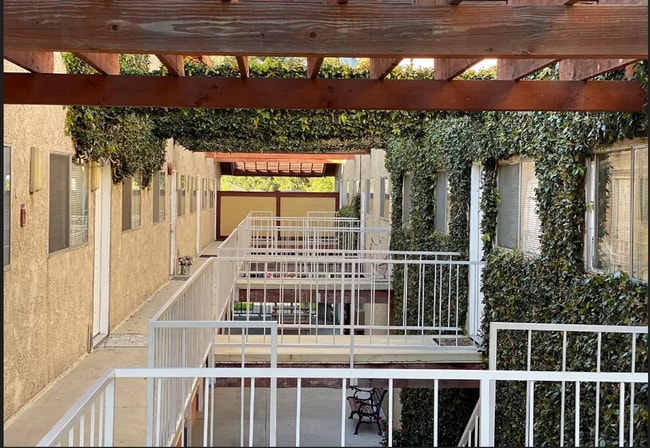 Building Photo - Spacious and Bright Upper Level Unit #8