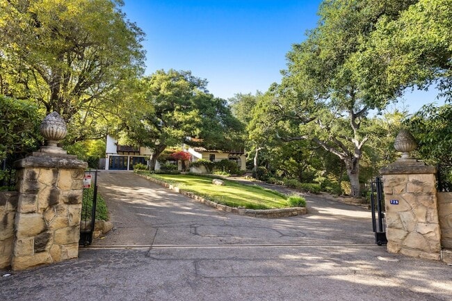 Photo - 725 Ashley Rd House