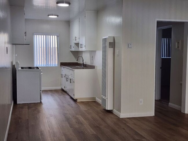 Updated LARGE Bright Lower One Bedroom in ... - Updated LARGE Bright Lower One Bedroom in ... House