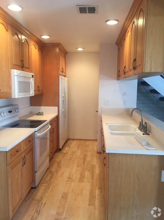 Building Photo - Charming 2-Bedroom, 1-Bathroom Condo in La... Unit 3