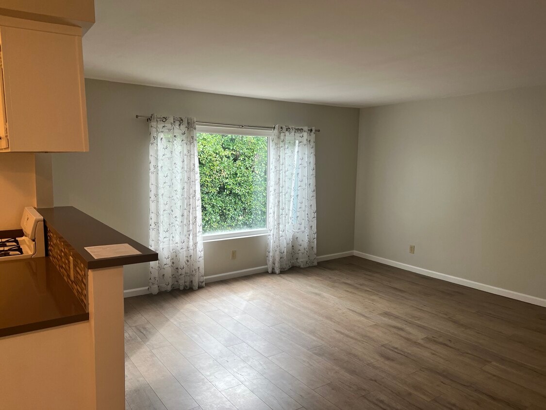 Floor Plan - 2 BED, 1 BATH: UPPER CORNER UNIT