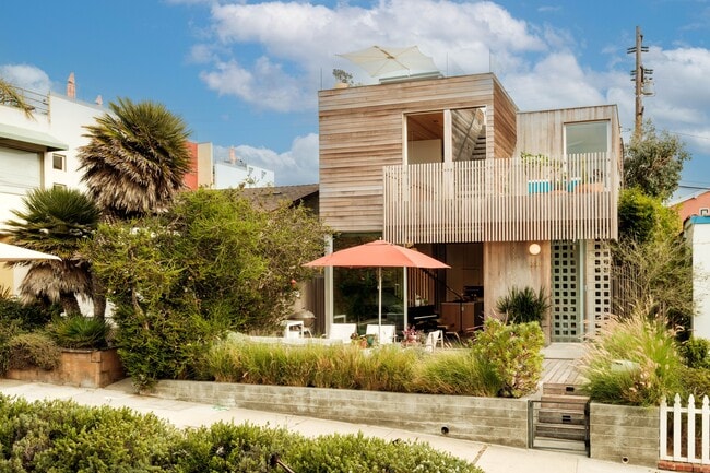 Building Photo - 260 31st St