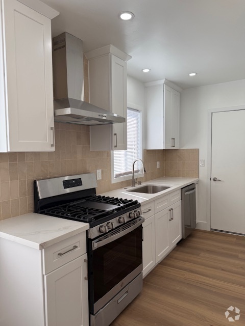Building Photo - 11610 Oxnard St Unit Apt #8