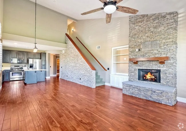 Building Photo - Three Story Townhome Overlooking Singing H...