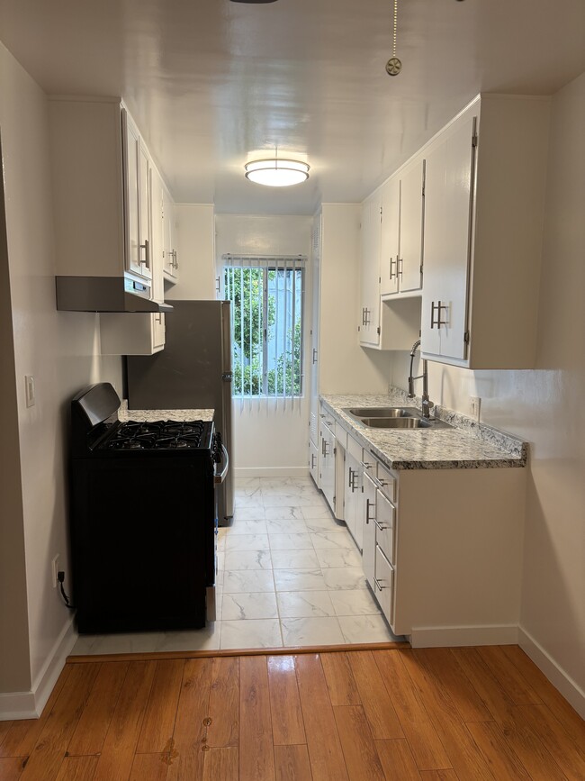 1x1 - Kitchen - 15th Street Apartments