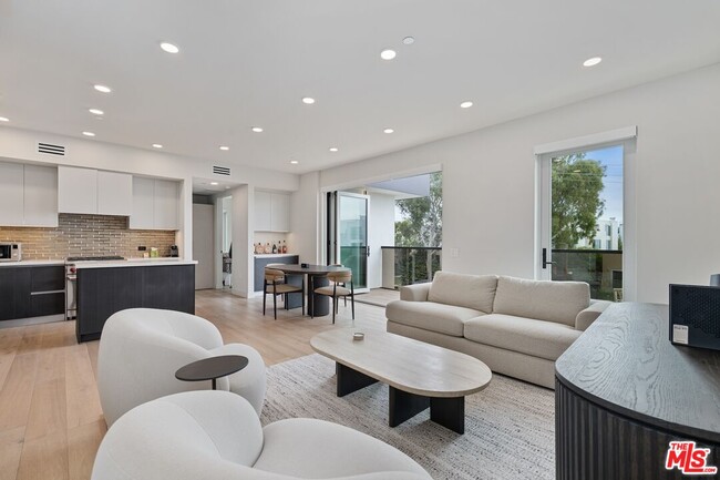 Building Photo - 505 S Barrington Ave Unit 401