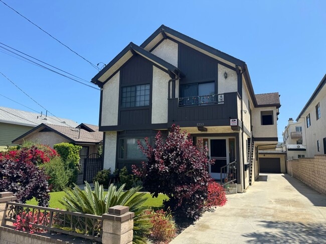 Building Photo - 1253 W 23rd St Unit 2