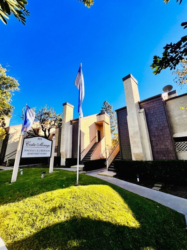 Building Photo - Cozy Studio Apartment - Detached One Car Garage & Private Patio Unit E1