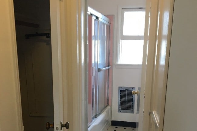 bathroom - 1851 N Mariposa Ave Unit 2