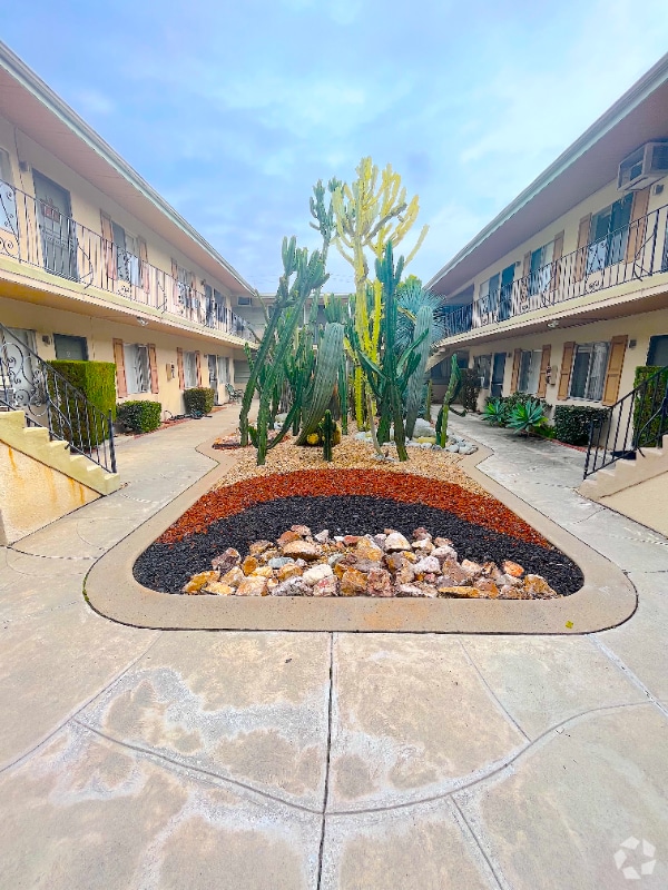 Building Photo - 850 S Rosemead Blvd Rental