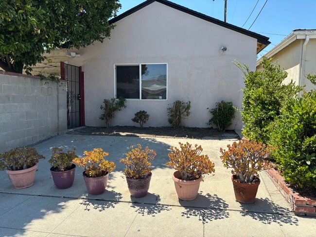 Building Photo - 6327 Calvin Ave Unit GUEST HOUSE