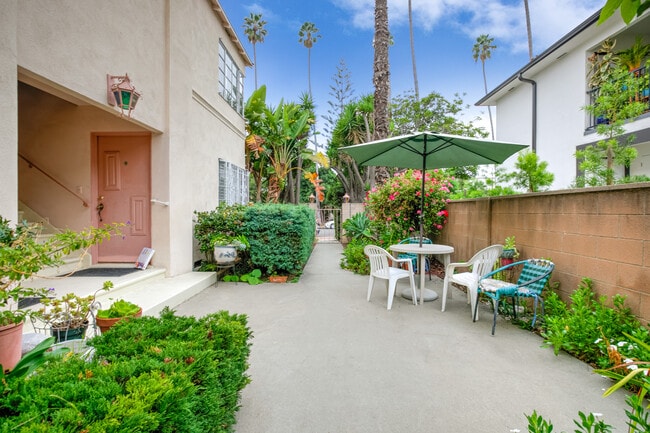 Courtyard Apt , Nice upgrades - 1317 19th St Apartment Unit C