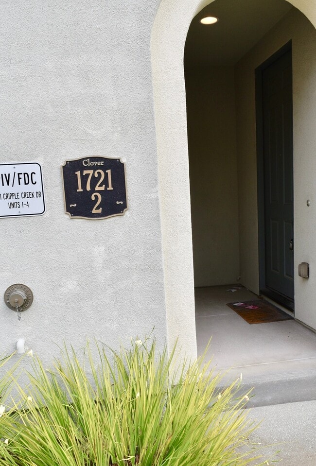 Building Photo - $3,800- 3 Bed 2 Bath Condo at Clover Commu...