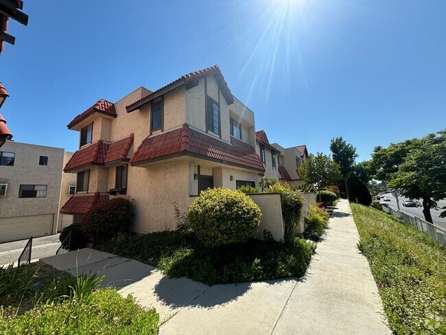 Building Photo - Spacious 3-Bedroom Townhome with Community...