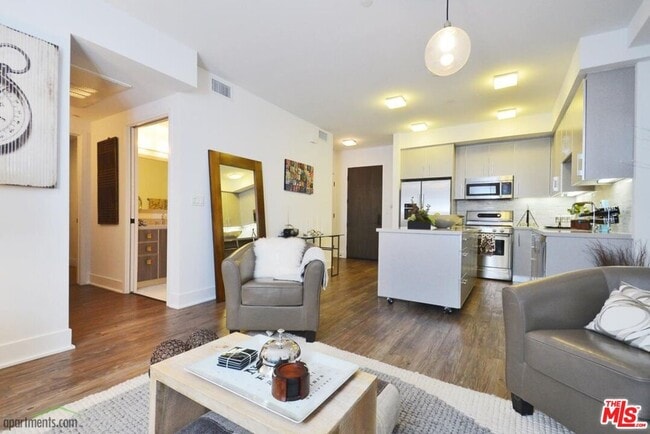 Building Photo - 1168 S Barrington Ave Unit 210 Rental