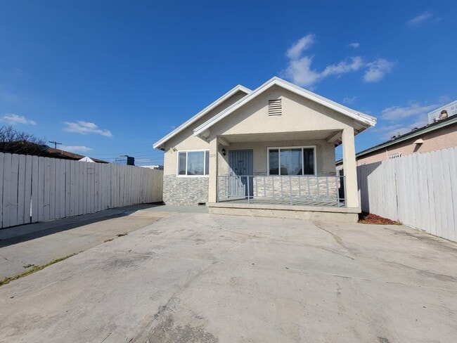 Photo - 1315 W 101st St