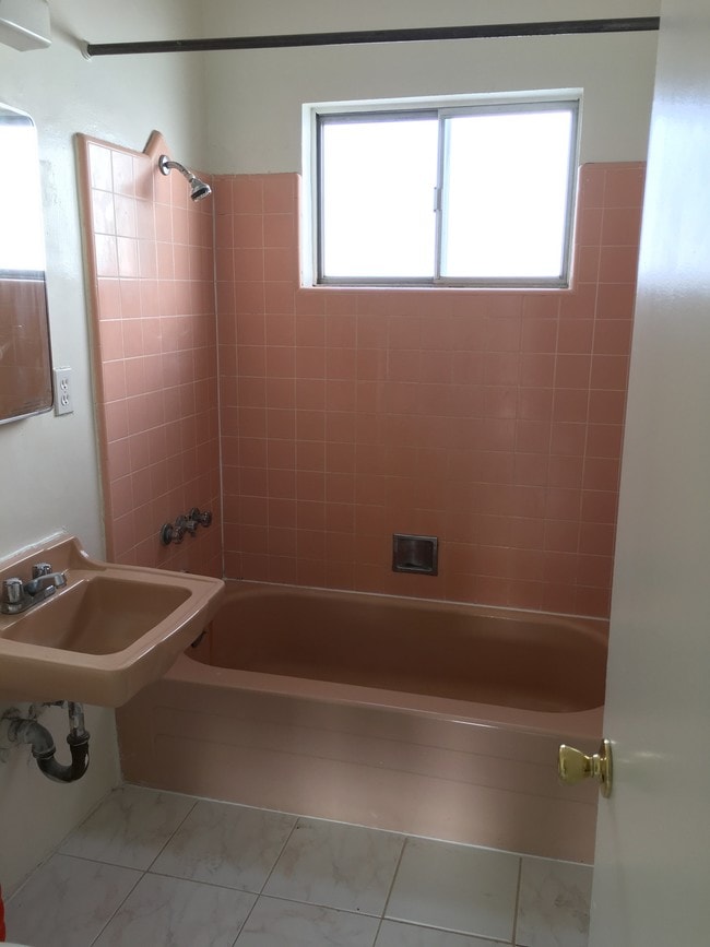 Bathroom - 1601 Maltman Ave Unit 3