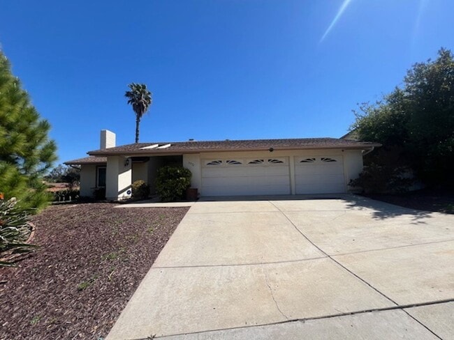 Building Photo - 4 Bedroom 2 Bath Home in great location cl...