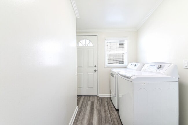 Building Photo - 1631 E 4th St Rental