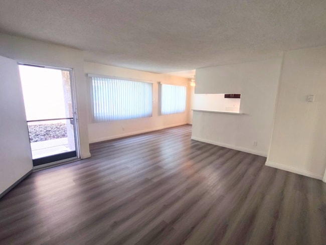 Building Photo - 4281 Green Ave Unit 2