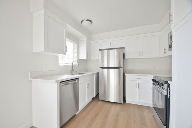 Building Photo - j125 Unit 2