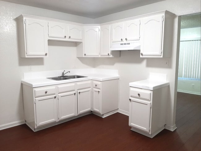 Building Photo - 734-736 E 80th Unit 736