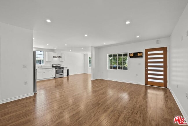 Photo - 6712 Cedros Ave
