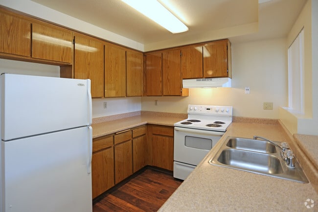 2BR, 1 BA - 852 SF - Greenbrier Apartments