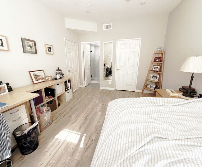 Photo - 5051 Rosewood Ave Unit 208