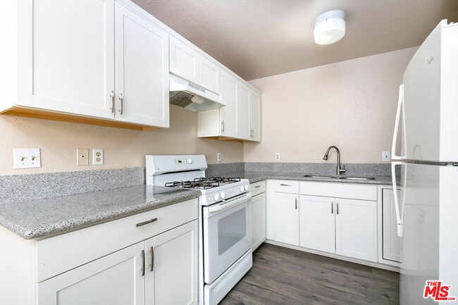 Building Photo - 550 E Ave H 14