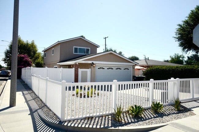Building Photo - Cozy 3B2B located in a convenient area in Chino Hills!