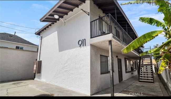 Building Photo - 911 E 10th St