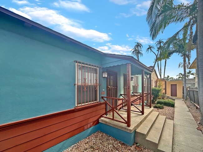 Building Photo - Renovated 1B/1BA w/ Walk-In Closet & On-Si... Unit 48th St - 4453 1/2