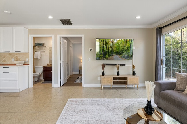 Photo - 23018 Oxnard St