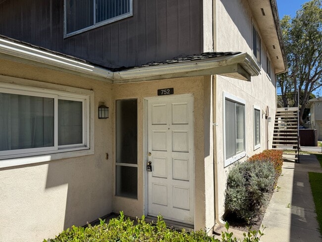 Building Photo - Updated 2 Bed / 1 Bath Townhouse with Pool Access – Port Hueneme