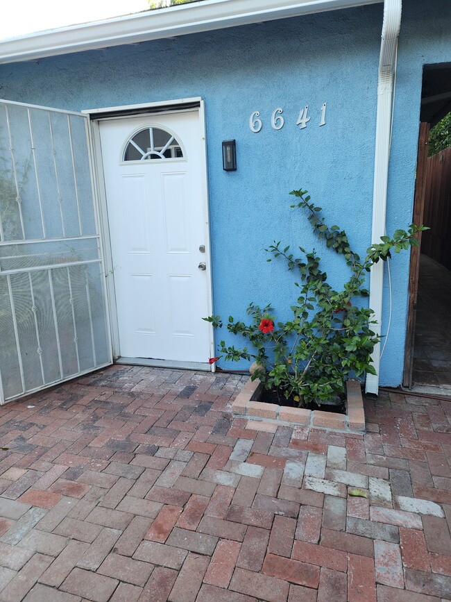 Building Photo - 6641 Blucher Ave Unit Cozy guset house