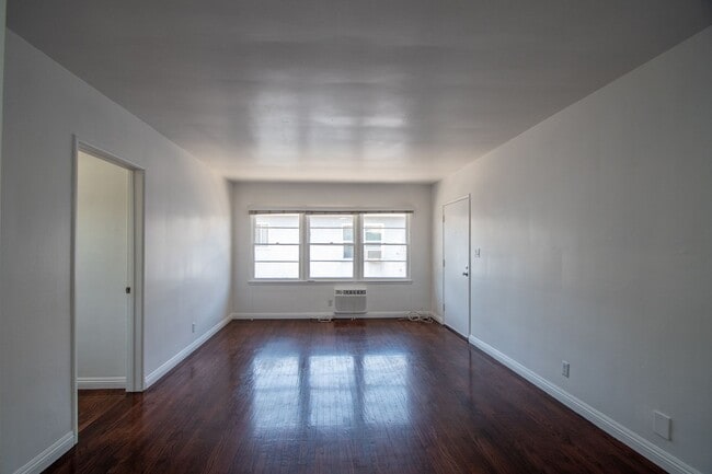 Photo - 11041 Moorpark St Unit 04