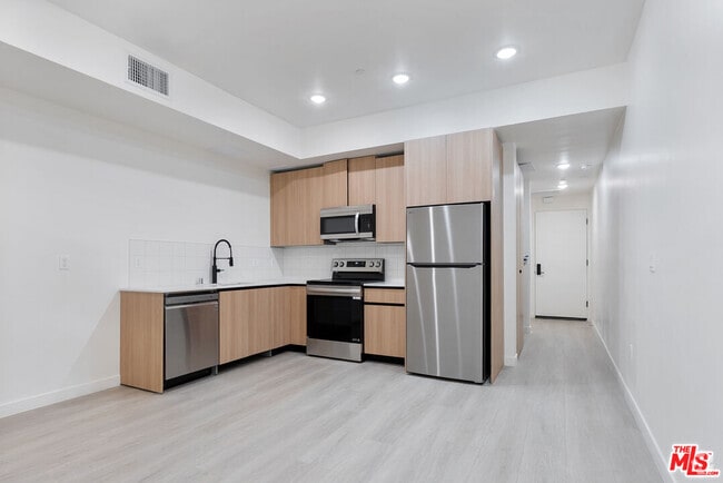 Building Photo - 1124 Normandie Ave Rental