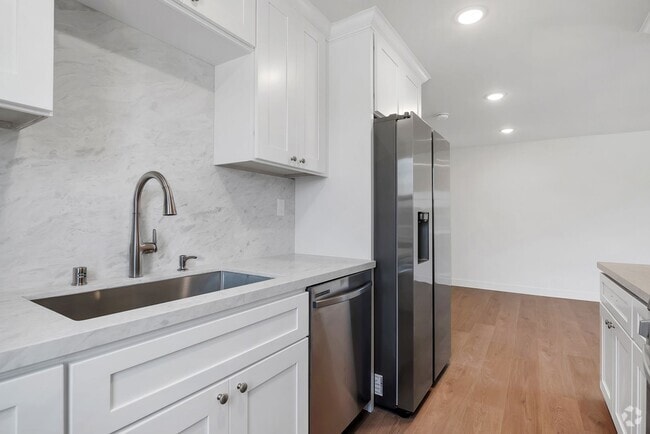 Building Photo - Silver Lantern St. Apts. Unit C