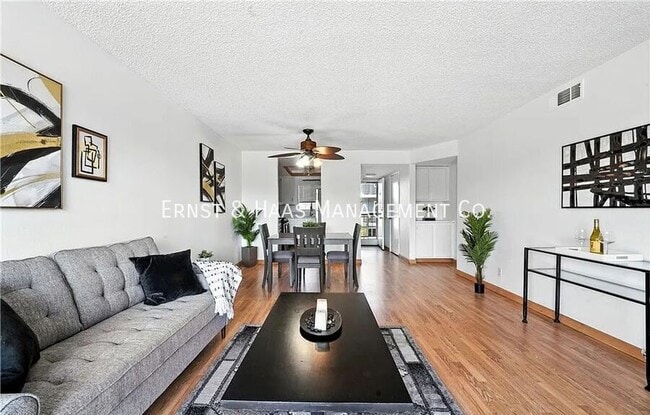 Building Photo - 955 E 3rd St Unit #304