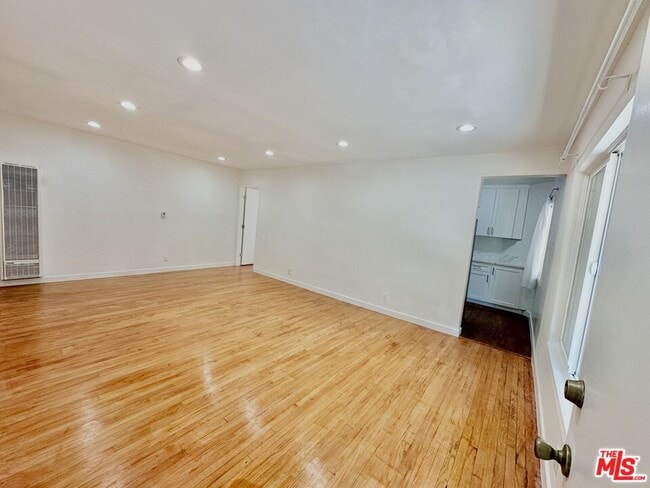 Building Photo - 1108 S Sherbourne Dr Unit 3 Rental