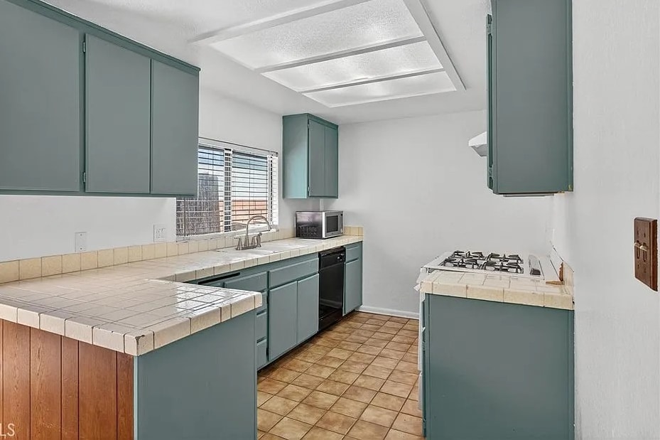 Kitchen - 4451 W 161st St