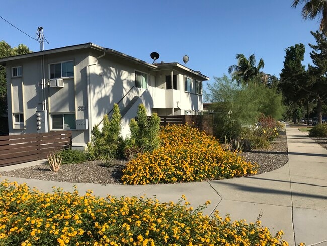 Building Photo - 212 E 8th St Unit B