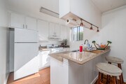 1BR, 1BA - 750SF - Kitchen - 1943 Vista Del Mar Ave