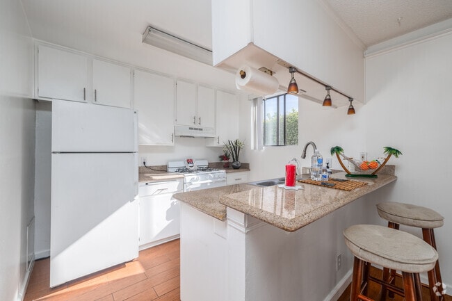 1BR, 1BA - 750SF - Kitchen - 1943 Vista Del Mar Ave