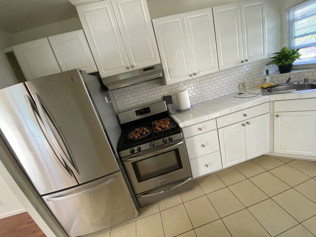 Photo - 935 Victoria Ave Unit B
