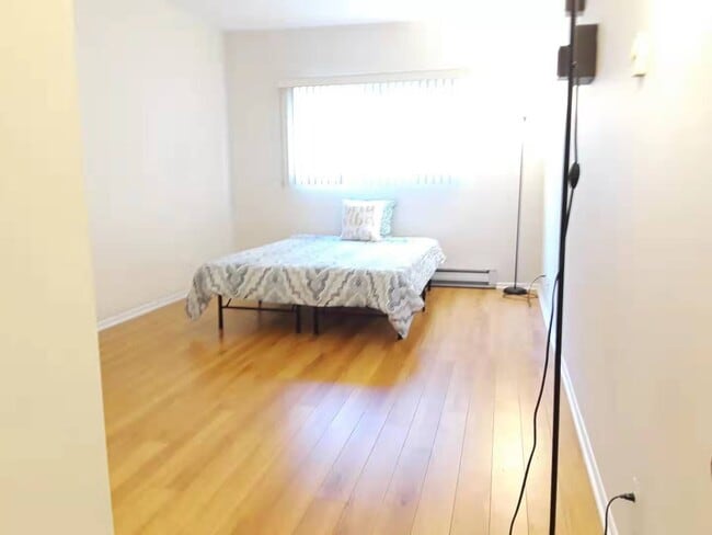 Building Photo - 1424 Amherst Ave