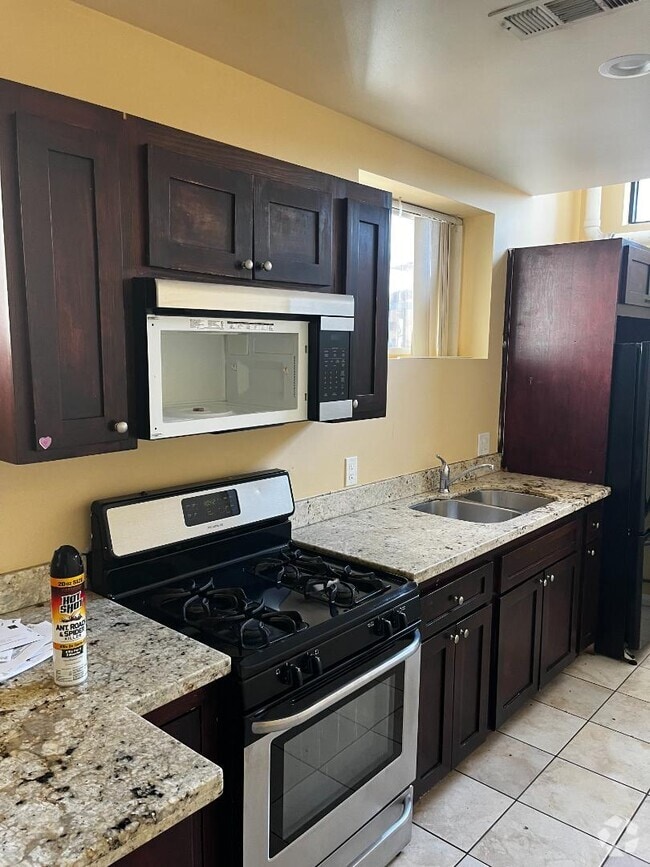 Building Photo - 14537 Archwood St Rental