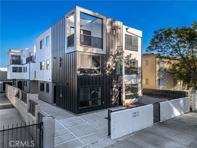 Building Photo - 1342 N Kingsley Dr