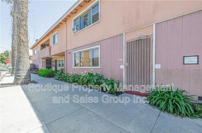 Photo - 930 E 1st St